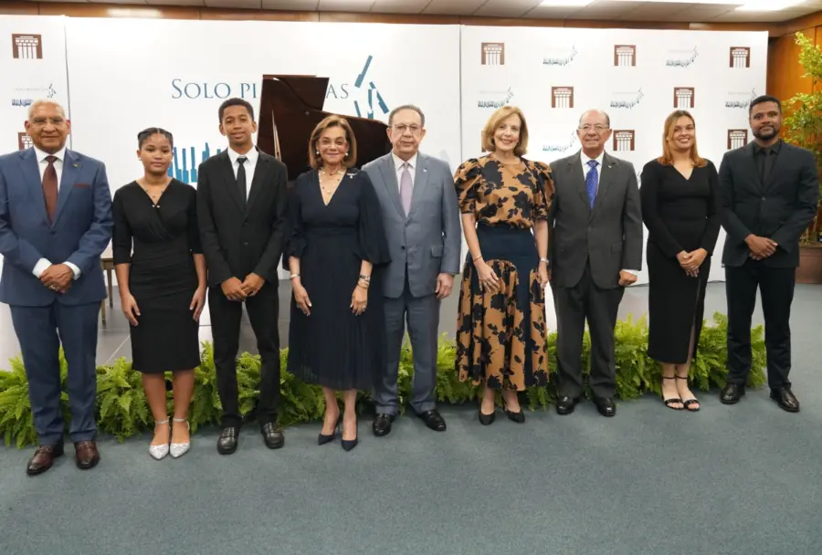 Ervin Novas Bello, Melany Luis Valle, José Mateo, Fior D’Aliza Martínez, Héctor Valdez Albizu y Clarissa de la Rocha de Torres.