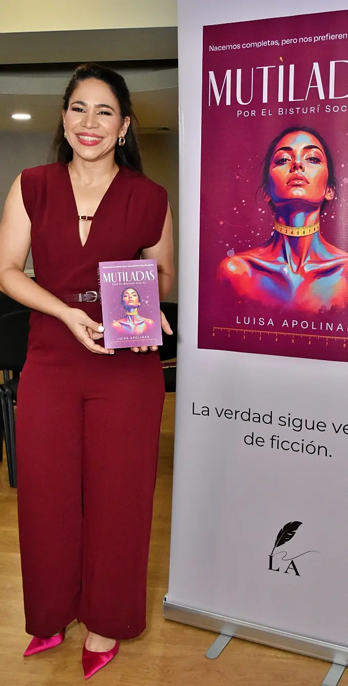 La autora Luisa Apolinar junto a un ejemplar de su libro.