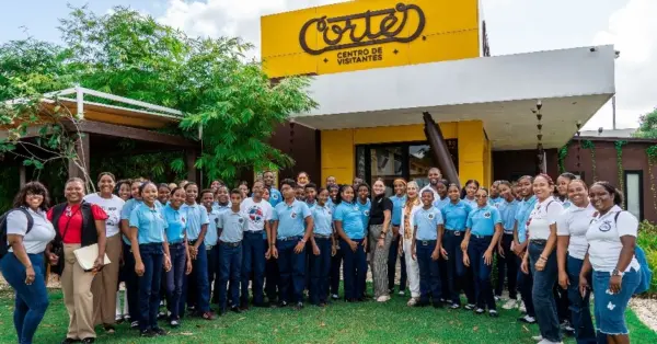 La fundación utiliza el arte caribeño como un vehículo de transformación social y diseña cada taller de acuerdo al grupo que lo recibe.