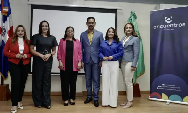 Nathalie Almonte, Lady Reyes, Olga Guzmán Padilla, Jill de Sena, Jenniffer Artias y Nikaury Rodríguez al cierre del ciclo de conferencias.