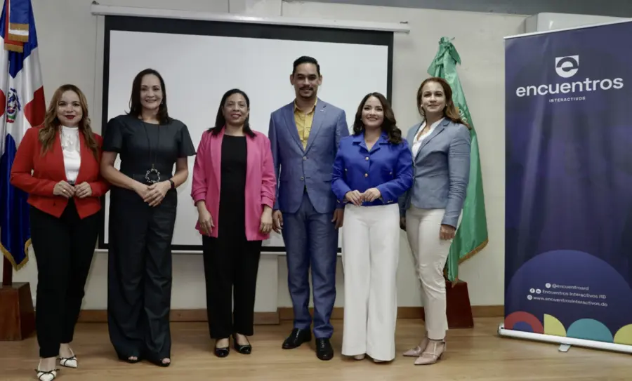 Nathalie Almonte, Lady Reyes, Olga Guzmán Padilla, Jill de Sena, Jenniffer Artias y Nikaury Rodríguez al cierre del ciclo de conferencias.