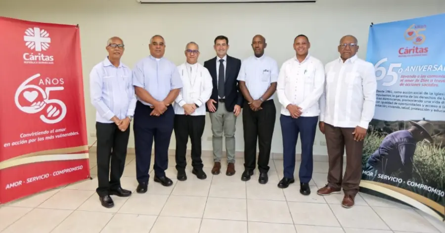 Monseñor Héctor Rafael Rodríguez,  al centro, junto a Juan Manuel Díaz Parrondo  y miembros de la institución.