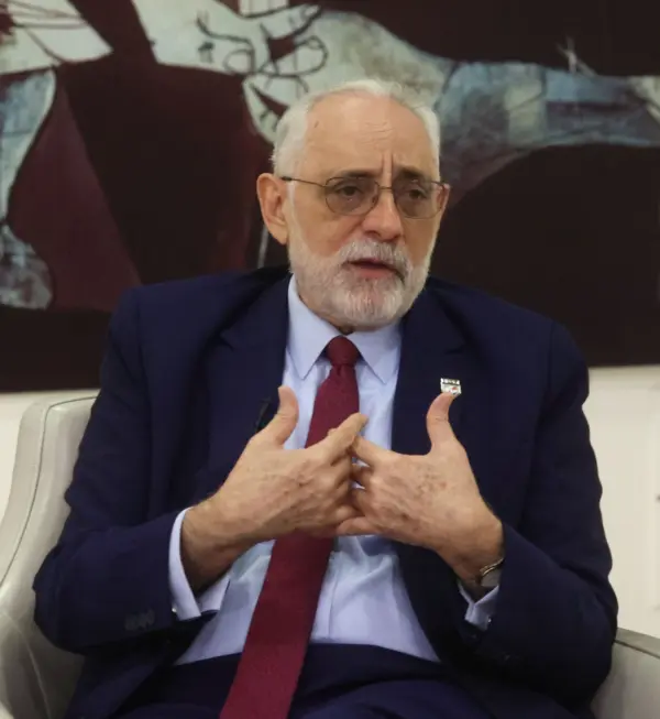 Vitelio  Mejía habla durante  el almuerzo del Grupo de Comunicaciones Corripio.  Alexis Monegro