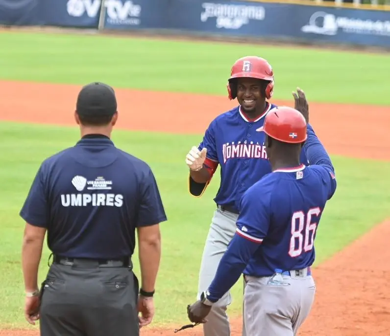 Jugadores dominicanos celebran durante el partido.