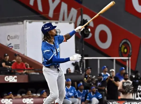 ¡Fenomenal! Kevin Alcántara destruye pitcheo Lidom