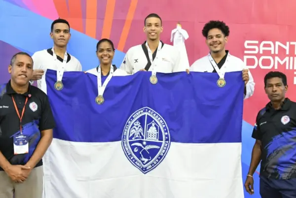 Equipo de la UASD que se coronó en taekwondo