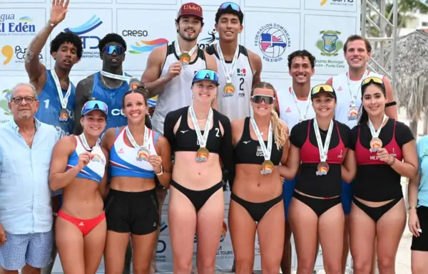 Integrantes de las duplas que salieron ganadoras de la décima edición del torneo voleibol.