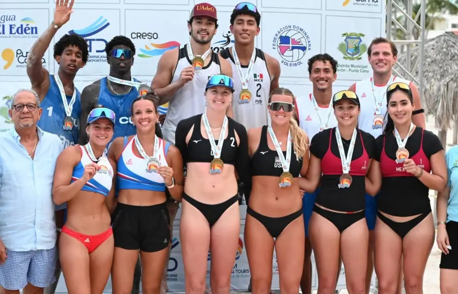 Integrantes de las duplas que salieron ganadoras de la décima edición del torneo voleibol.