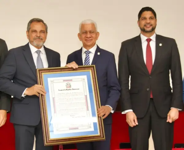 Junior Noboa junto a Ricardo de los Santos y  Gustavo Lara.