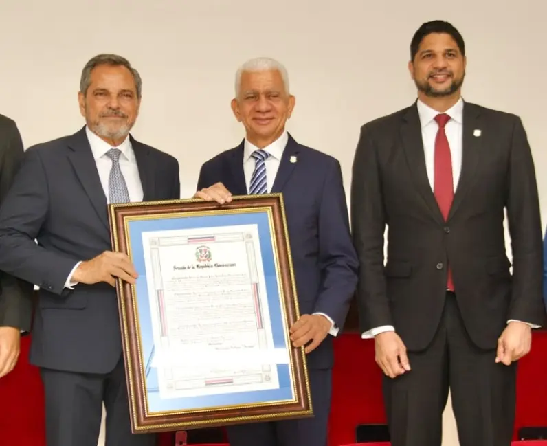 Junior Noboa junto a Ricardo de los Santos y  Gustavo Lara.