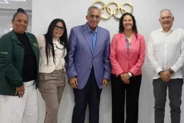 Luis Mejía Oviedo (tercero desde izquierda)  encabeza reuniones.