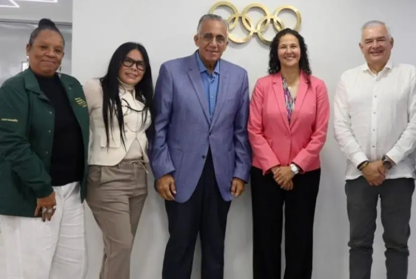 Luis Mejía Oviedo (tercero desde izquierda)  encabeza reuniones.