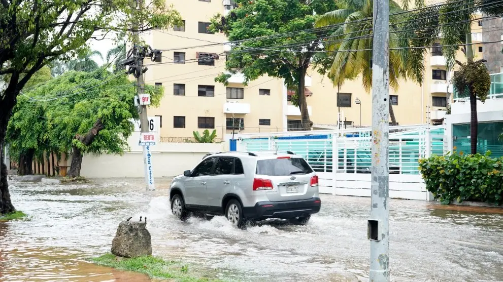 Lluvias desatan caos en el Gran Santo Domingo: tapones, inundaciones y actividades suspendidas