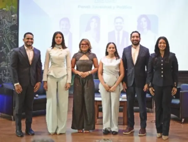 Marlenny Casanova y  Judith Pérez junto a los panelistas del conversatorio “Juventud y Política”.