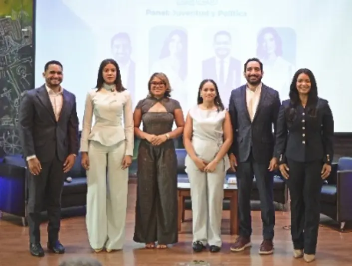 Marlenny Casanova y  Judith Pérez junto a los panelistas del conversatorio “Juventud y Política”.