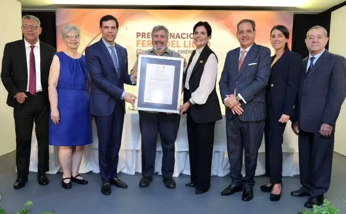 Pablo Mella recibe el Premio Nacional Feria del Libro Eduardo León Jimenes 2026.