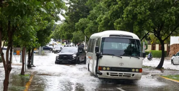 Avenidas y calles estuvieron anegadas en gran parte d el Gran Santo Domingo.