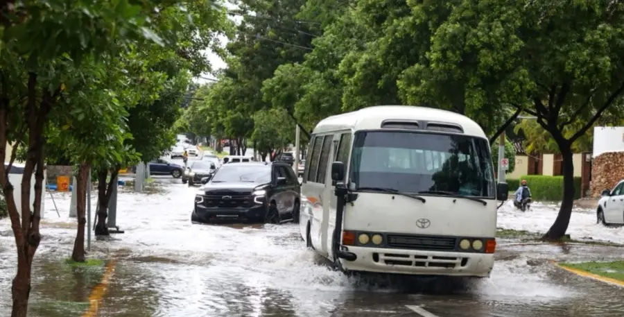 Avenidas y calles estuvieron anegadas en gran parte d el Gran Santo Domingo.