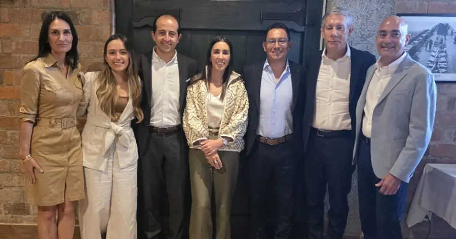 Ejecutivos de  Oracle junto a sus partners.