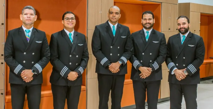 Equipo de capitanes y primer oficial dominicanos.