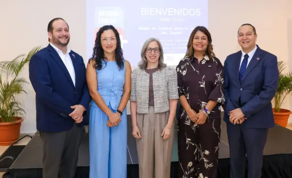 Representantes de ambas entidades durante el encuentro.