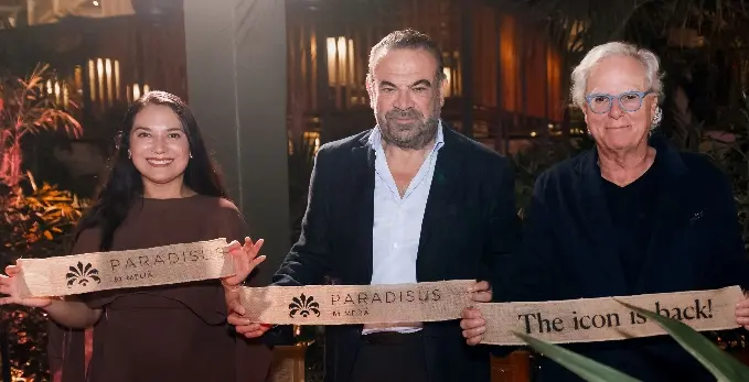 Ejecutivos del hotel durante la apertura.