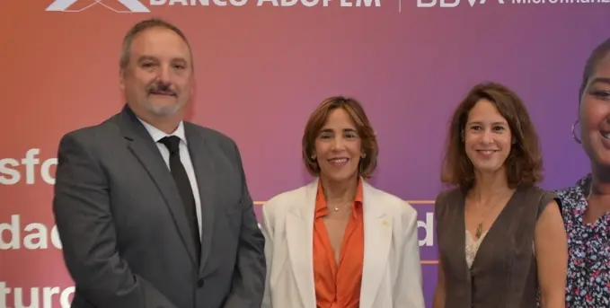 Giovanni di Placido, Mercedes Canalda de Beras-Goico y Stephanie García Van Gool.