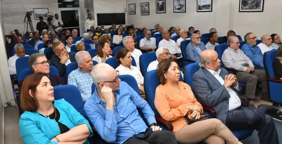 Parte del público que se dio cita a la presentación del libro.
