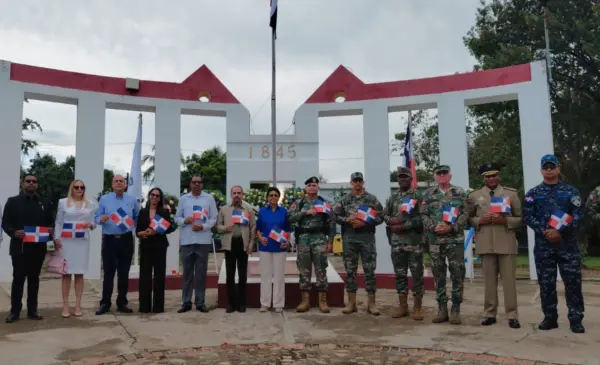 Juan Pablo Uribe junto a autoridades civiles y militares.