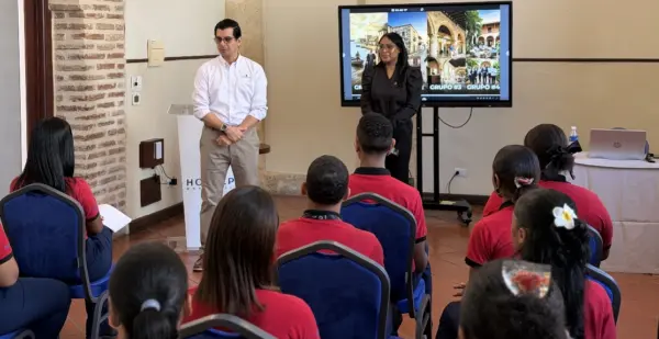 Ejecutivos del hotel durante la presentación del proyecto.
