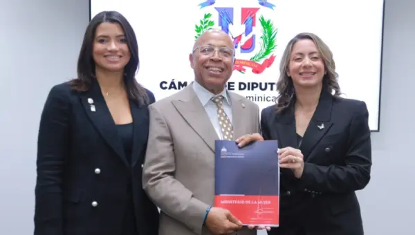 Kimberly Castillo, Alfredo Pacheco y Gloria Reyes.