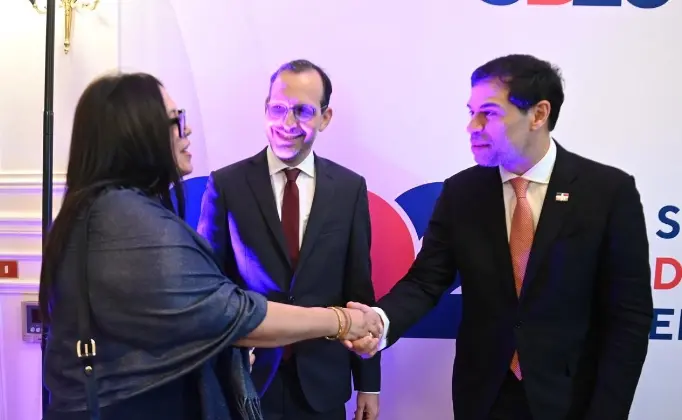 Roberto Ángel Salcedo junto a diplomáticos en el encuentro.