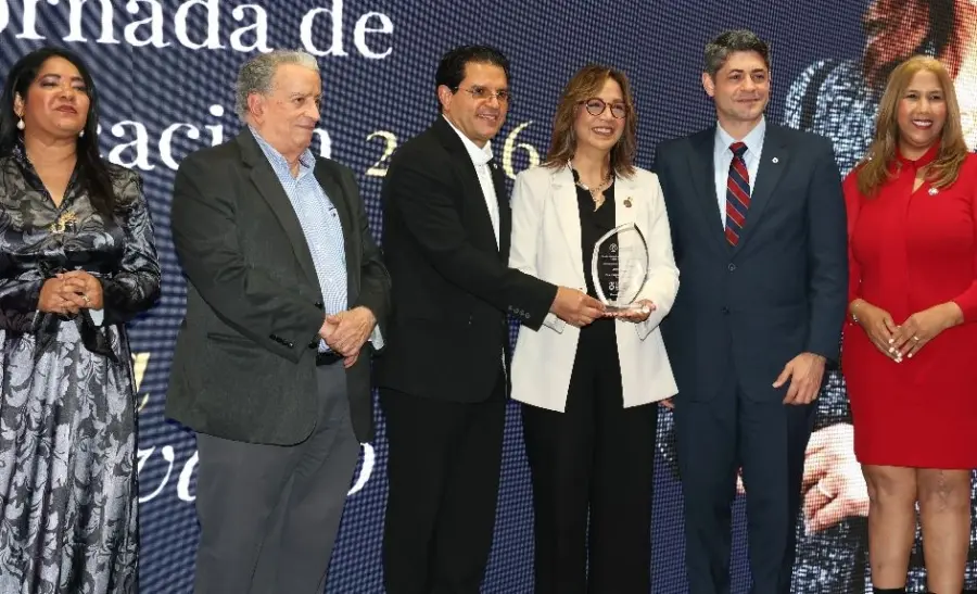Rosario Medina, Radhamés Mejía, rector Secilio Espinal, Josefina Navarro, Eduardo Reynoso y Ana Bélgica Güichardo.