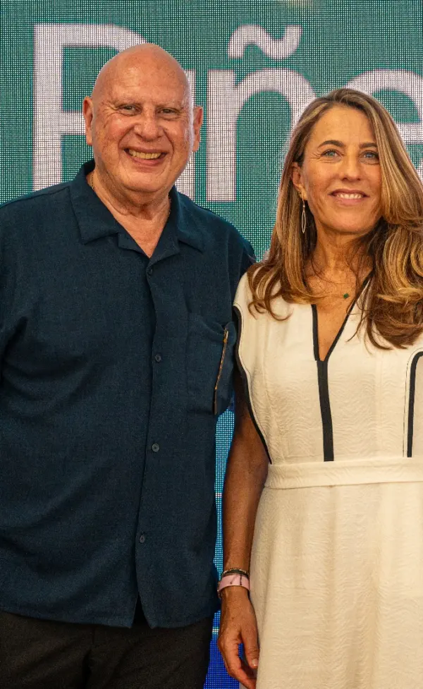 El senador por Samaná, Pedro Catrain, junto a Encarna Piñero.