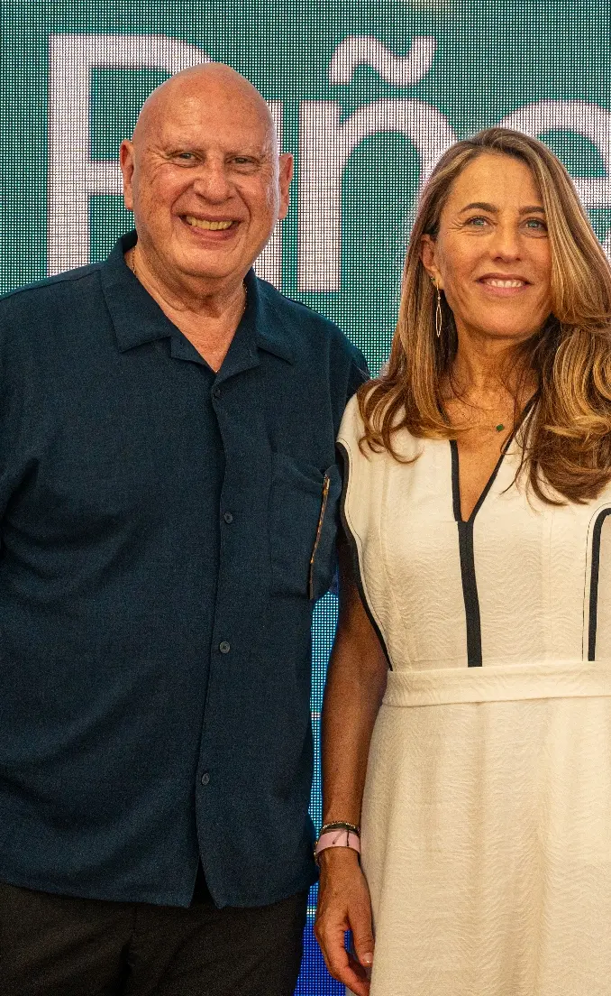 El senador por Samaná, Pedro Catrain, junto a Encarna Piñero.
