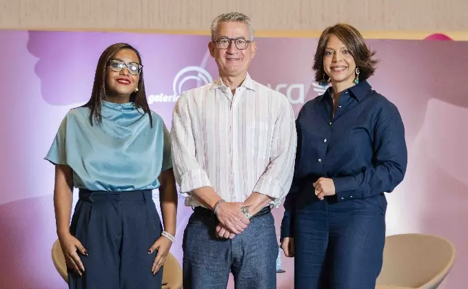 Neyelyn Delgado, James García y Amelia Deschamps.