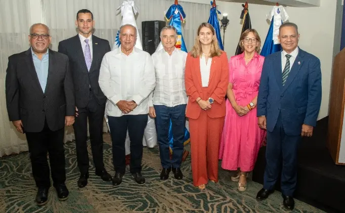 Ejecutivos del banco durante el encuentro.
