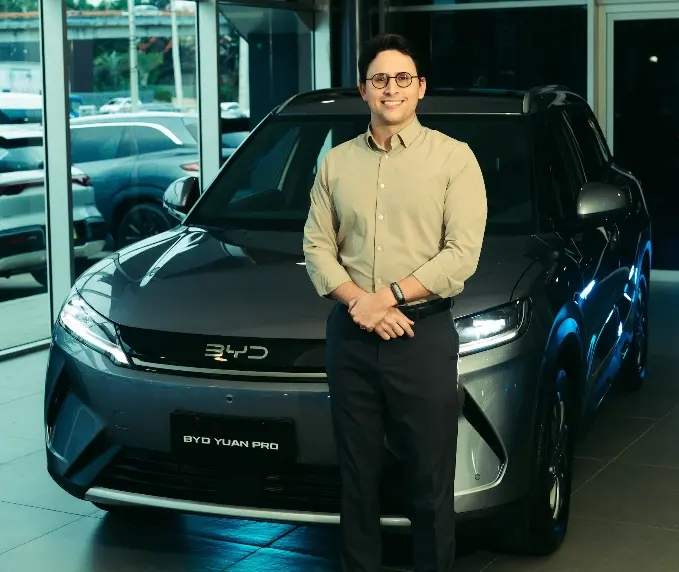 Sebastián Peña, junto a la nueva SUV súper híbrida.
