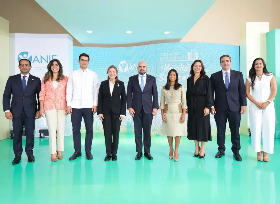 Junta Directiva de ANJE y Carolina Mejía.