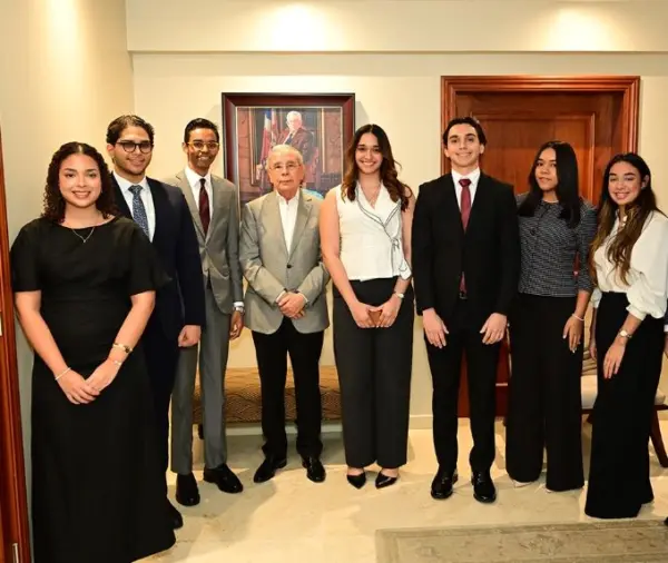 El Club de Ideas Políticas de PUCMM junto a Danilo Medina durante su encuentro.