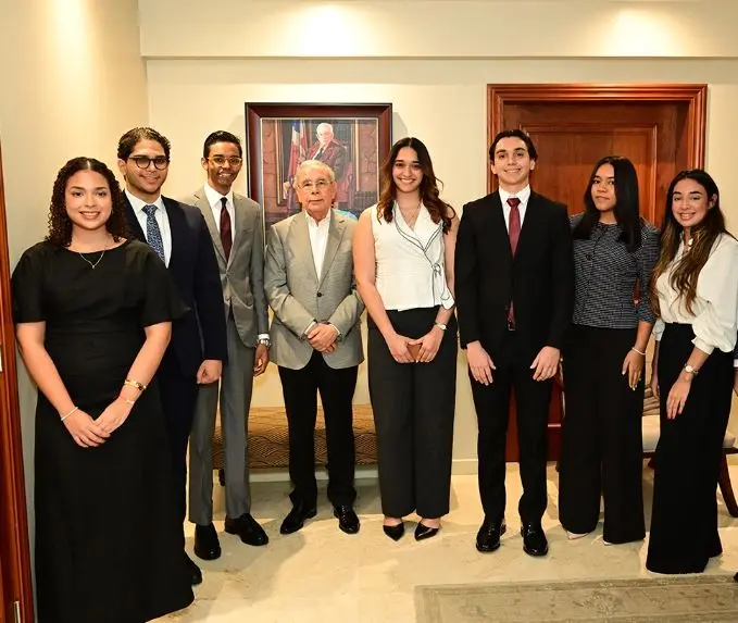 El Club de Ideas Políticas de PUCMM junto a Danilo Medina durante su encuentro.