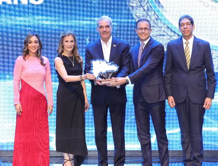 Luis Abinader, Karel Castillo y Roselyn Amaro Bergés entregan el premio a Ligia Bonetti y Roberto Bonetti.