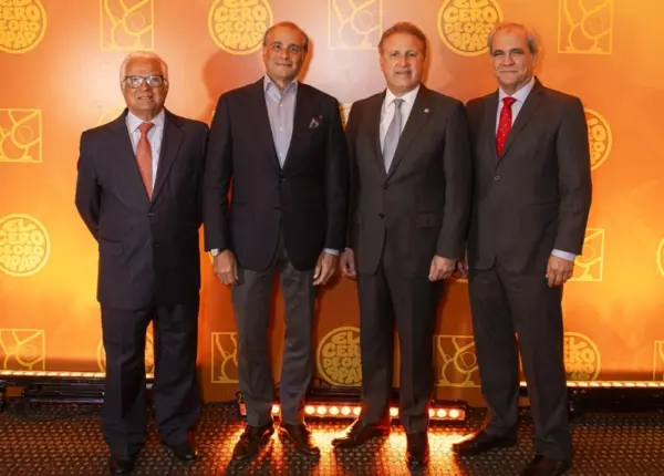 Luis López, Lawrence Hazoury, Gustavo Ariza y  José María Estevaría Ería.
