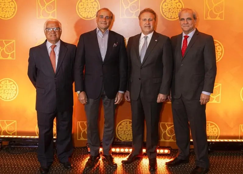 Luis López, Lawrence Hazoury, Gustavo Ariza y  José María Estevaría Ería.