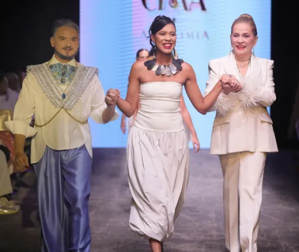 Cindy Martínez junto a Jatnna Tavárez y el comunicador Cherny Reyes.