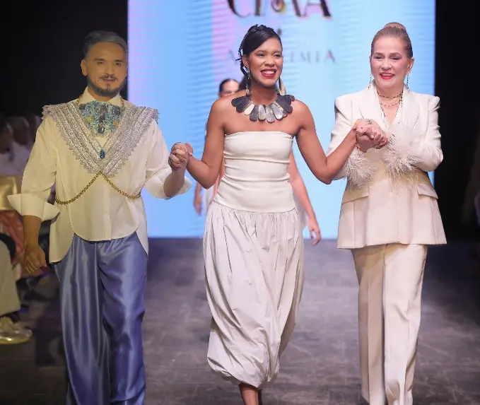 Cindy Martínez junto a Jatnna Tavárez y el comunicador Cherny Reyes.