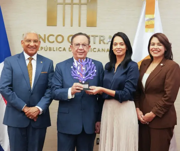 Héctor Valdez Albizu recibe el premio