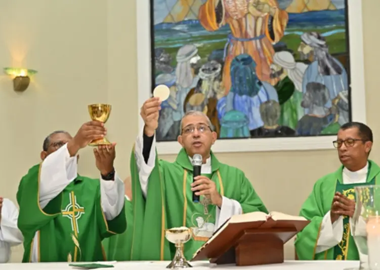 Eucaristía celebrada por monseñor Carlos Tomás Morel Diplán, en la capilla de la Casa San Pablo.