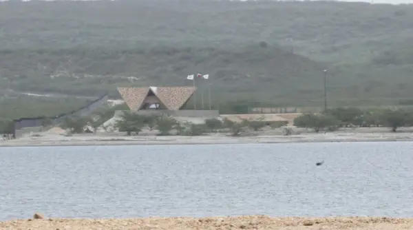 Después del lago Enriquillo se observa la verja perimetral. la cual será extendida 14.5 kilómetros más para proteger la frontera en esa parte.  José de León