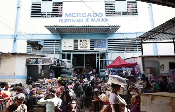El Mercado Fronterizo de  Dajabón mantiene flujo de comprandores, pero comerciantes notan algo de recesión.  Olga de la Cruz.
